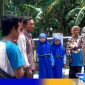Caption: Kasat Binmas Polres Sampang menyampaikan himbauan langsung kepada masyarakat, (dok. Humas Polri). 