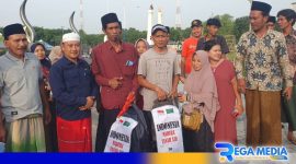 Caption: bawa tas ransel, Wahab dan Anas pergi ke tanah suci Mekkah berangkat dari Alun-Alun Trunojoyo Sampang, (dok. regamedianews). 