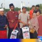 Caption: bawa tas ransel, Wahab dan Anas pergi ke tanah suci Mekkah berangkat dari Alun-Alun Trunojoyo Sampang, (dok. regamedianews). 