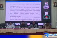 Caption: Komisi Pemilihan Umum (KPU) Sampang saat gelar rapat pleno penetapan Bupati-Wakil Bupati Sampang terpilih, (dok. regamedianews). 