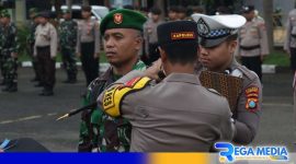 Caption: Kapolres Sampang AKBP Hartono sematkan pita tanda dimulainya Operasi Keselamatan Semeru 2025, (dok. Humas  Polri). 