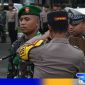 Caption: Kapolres Sampang AKBP Hartono sematkan pita tanda dimulainya Operasi Keselamatan Semeru 2025, (dok. Humas  Polri). 