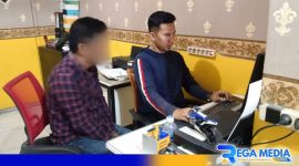 Caption: pelaku kasus penipuan inisial JP, saat diperiksa penyidik Polsek Torjun, (dok. Humas Polri). 