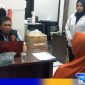 Caption: Kasat Reskrim Polres Sampang interogasi langsung inisial SM pelaku pembunuhan di Desa Tebanah, (dok. Humas Polri). 