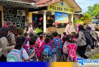 Caption: personel Polsek Torjun saat mengajak siswa-siswi TK berwisata di lingkungan Mapolsek, (sumber foto, Humas Polri). 