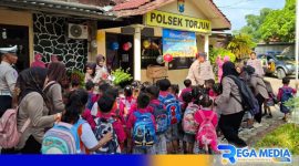 Caption: personel Polsek Torjun saat mengajak siswa-siswi TK berwisata di lingkungan Mapolsek, (sumber foto, Humas Polri). 