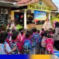 Caption: personel Polsek Torjun saat mengajak siswa-siswi TK berwisata di lingkungan Mapolsek, (sumber foto, Humas Polri). 
