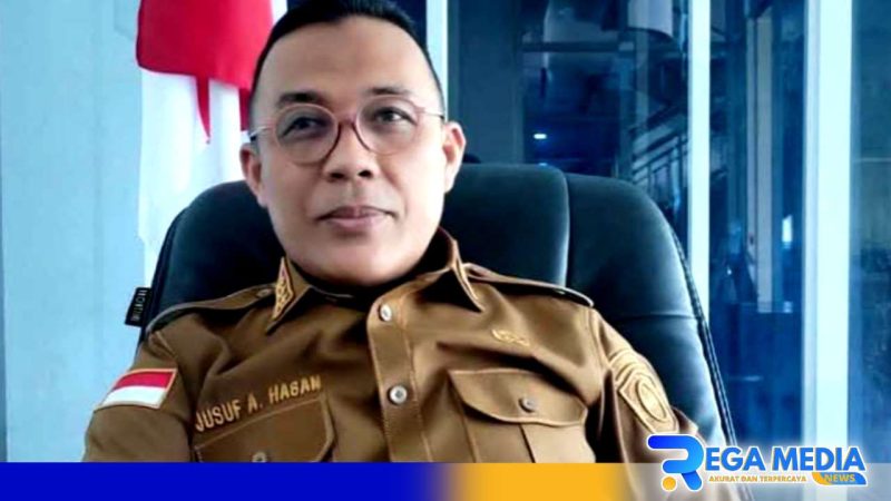 Caption: Camat Anggrek (Yusuf Abdullah Hasan). 