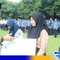 Caption: mewakili BPJS Ketenagakerjaan Cabang Madura, Pj Bupati Bangkalan menyerahkan santunan jaminan sosial kepada Ahli Waris Tenaga Non-ASN/Tenaga Harian Lepas (THL). 
