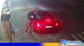 Caption: sceeenshot video rekaman cctv, tampak terduga pencuri uang kotak amal masjid hendak menaiki mobil, (dok. regamedianews). 