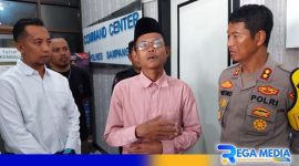 Caption: Dullo saat permintaan maaf, didampingi Kanit Tipidter Satreskrim dan Kapolres Sampang, (dok. regamedianews). 