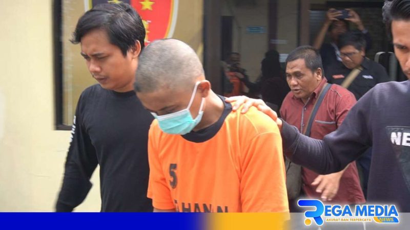 Caption: inisial IS tersangka kasus pencurian kotak amal masjid saat digelandang polisi, (dok. regamedianews). 