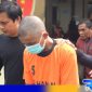 Caption: inisial IS tersangka kasus pencurian kotak amal masjid saat digelandang polisi, (dok. regamedianews). 