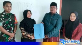 Caption: penyerahan berita acara rapat terbatas yang dilaksanakan Pemerintah Desa Batorasang dengan BPD dan beberapa pihak terkait, (dok. regamedianews). 