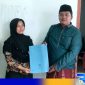 Caption: penyerahan berita acara rapat terbatas yang dilaksanakan Pemerintah Desa Batorasang dengan BPD dan beberapa pihak terkait, (dok. regamedianews). 