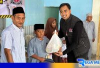 Caption: Peminpin Cabang BRI Bangkalan (Satrio Adrianto) saat menyerahkan bantuan sembako kepada anak yatim, (dok. regamedianews). 