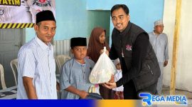 Caption: Peminpin Cabang BRI Bangkalan (Satrio Adrianto) saat menyerahkan bantuan sembako kepada anak yatim, (dok. regamedianews). 