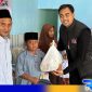 Caption: Peminpin Cabang BRI Bangkalan (Satrio Adrianto) saat menyerahkan bantuan sembako kepada anak yatim, (dok. regamedianews). 