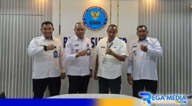 Caption: Kalapas Narkotika Kelas IIA Pamekasan dan Kalapas Pamekasan pose bersama dengan Kepala BNNK Sumenep. 