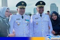 Caption: H.Slamet Junaidi dan Ra Mahfud pose bersama sebelum memasuki area pelantikan, (dok. regamedianews). 