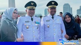 Caption: H.Slamet Junaidi dan Ra Mahfud pose bersama sebelum memasuki area pelantikan, (dok. regamedianews). 