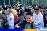 Caption: pasangan H.Idi - Ra Mahfud saat antre memasuki area pelantikan dikawasan Monas Jakarta (dok. regamedianews). 