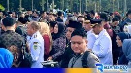 Caption: pasangan H.Idi - Ra Mahfud saat antre memasuki area pelantikan dikawasan Monas Jakarta (dok. regamedianews). 