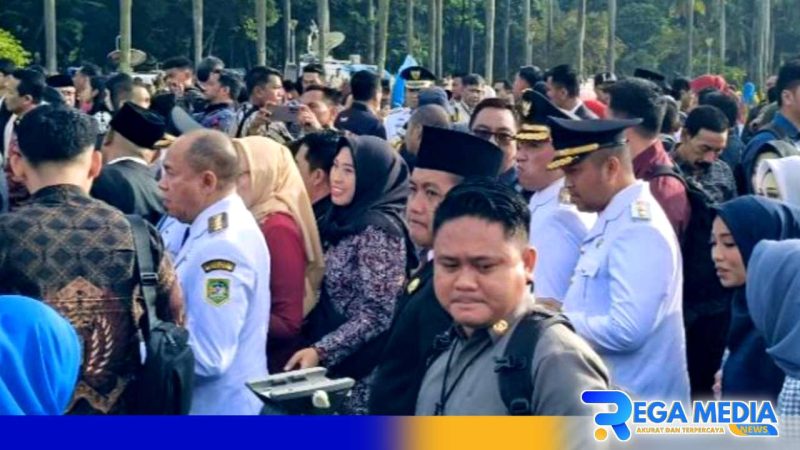 Caption: pasangan H.Idi - Ra Mahfud saat antre memasuki area pelantikan dikawasan Monas Jakarta (dok. regamedianews). 