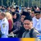 Caption: pasangan H.Idi - Ra Mahfud saat antre memasuki area pelantikan dikawasan Monas Jakarta (dok. regamedianews). 