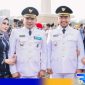 Caption: Bupati dan Wakil Bupati Sampang periode 2025-2030 (H.Slamet Junaidi - H.Ahmad Mahfud) pose didampingi istri. 