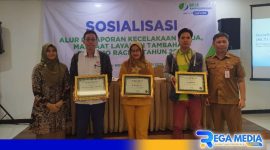 Caption: penyerahan sertifikat oleh BPJS Ketenagakerjaan Pamekasan setelah dilaksanakannya sosialisasi. 