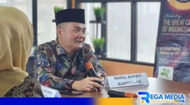 Caption: Wakil Bupati Bangkalan (Fauzan Dja'far) saat kunjungan mendadak meninjau kinerja pegawai kantor Pemkab Bangkalan, (dok. regamedianews). 