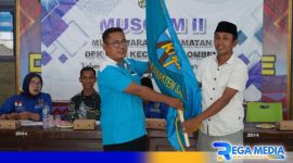 Caption: Ramli Muhammad serahkan bendera pataka KNPI kepada Ketua DPK KNPI Kecamatan Omben yang baru, Mahrus Saputro, (dok. regamedianews). 