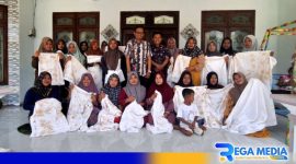 Caption: mini gathering, team unit mikro BRI Cabang Bangkalan pose bersama dengan pelaku UMKM. 