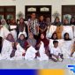 Caption: mini gathering, team unit mikro BRI Cabang Bangkalan pose bersama dengan pelaku UMKM. 