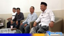 Caption: Wakil Bupati Sampang (Ra Mahfud), didampingi kuasa hukum dan tim Jimad Sakteh di ruang tamu rumah dinas Wabup, (dok. regamedianews). 