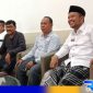 Caption: Wakil Bupati Sampang (Ra Mahfud), didampingi kuasa hukum dan tim Jimad Sakteh di ruang tamu rumah dinas Wabup, (dok. regamedianews). 