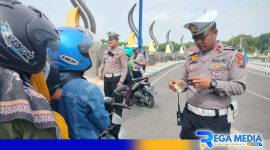 Caption: KBO Satlantas Polres Sampang saat cek surat kendaraan bermotor yang terjaring Operasi Keselamatan di sekitar Alun-Alun Trunojoyo. 