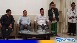 Caption: Wakil Bupati Sampang (Ra Mahfud) pose bersama kuasa hukum dan tim pendukungnya di ruang tamu rumah dinas Wabup, (dok. regamedianews). 
