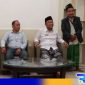 Caption: Wakil Bupati Sampang (Ra Mahfud) pose bersama kuasa hukum dan tim pendukungnya di ruang tamu rumah dinas Wabup, (dok. regamedianews). 