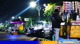 Caption: tampak sejumlah PKL didepan Alun-Alun Trunojoyo Sampang sisi utara, saat berjualan di malam hari. 