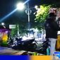 Caption: tampak sejumlah PKL didepan Alun-Alun Trunojoyo Sampang sisi utara, saat berjualan di malam hari. 