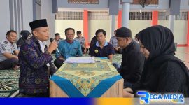 Caption: perwakilan KUA saat menikahkan seorang napi dengan kekasihnya di Masjid Baiturrahman Lapas Narkotika Kelas IIA Pamekasan. 