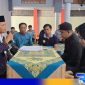 Caption: perwakilan KUA saat menikahkan seorang napi dengan kekasihnya di Masjid Baiturrahman Lapas Narkotika Kelas IIA Pamekasan. 