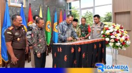 Caption: didampingi Rektor UTM dan Forkopimda Bangkalan, Wamendiktisaintek resmikan Gedung Inovasi Teaching Industry. 