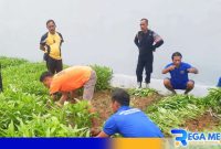Caption: warga binaan Rutan Kelas IIB Sampang saat geluti sektor pertanian dan melakukan panen perdana. 