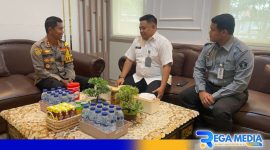 Caption: Plt Karutan Sampang (Thoha Yahya) saat kunjungan ke Kapolres Sampang (AKBP Hartono). 