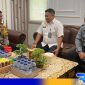Caption: Plt Karutan Sampang (Thoha Yahya) saat kunjungan ke Kapolres Sampang (AKBP Hartono). 
