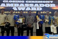 Caption: Ketua Duta Kampus IAIN Madura pose bersama peserta Seminar Ambassador Award 2025, (dok. regamedianews). 