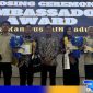 Caption: Ketua Duta Kampus IAIN Madura pose bersama peserta Seminar Ambassador Award 2025, (dok. regamedianews). 